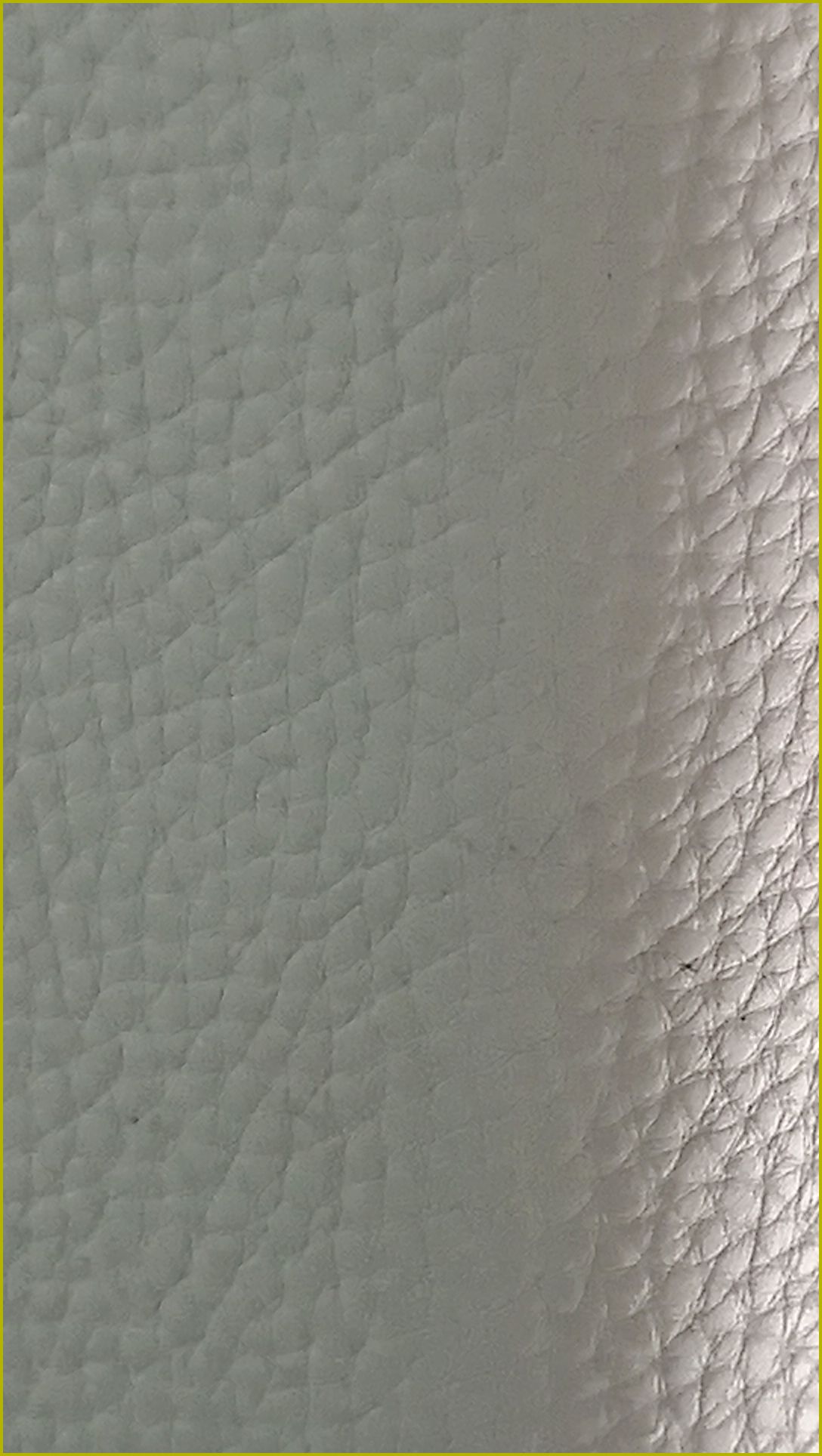 防撞软包表面纹理特写,浅灰白色PU皮革包覆高密度海绵,办案区审讯室墙面防撞防自伤装饰材料