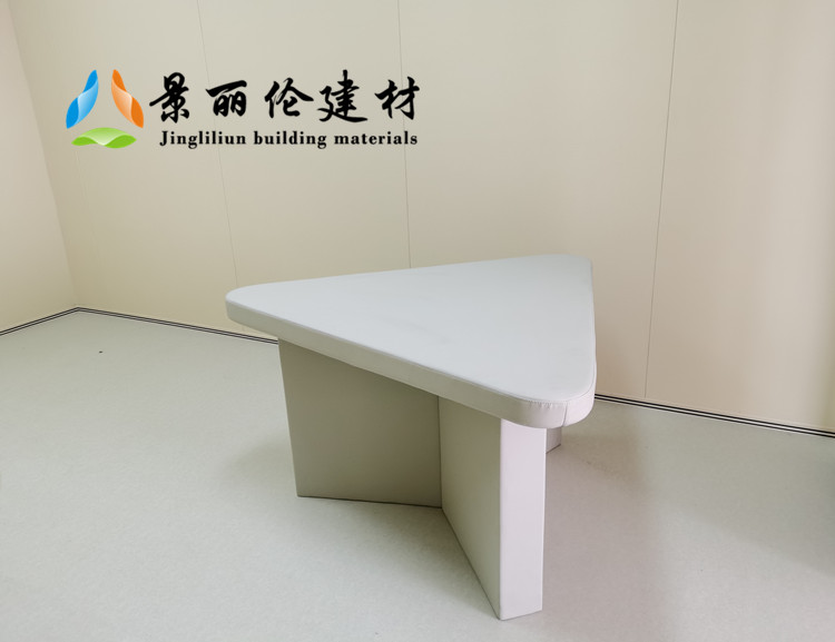 白色皮革软包防撞三角桌，高密度海绵填充圆角设计，适用于审讯室办案区防撞家具