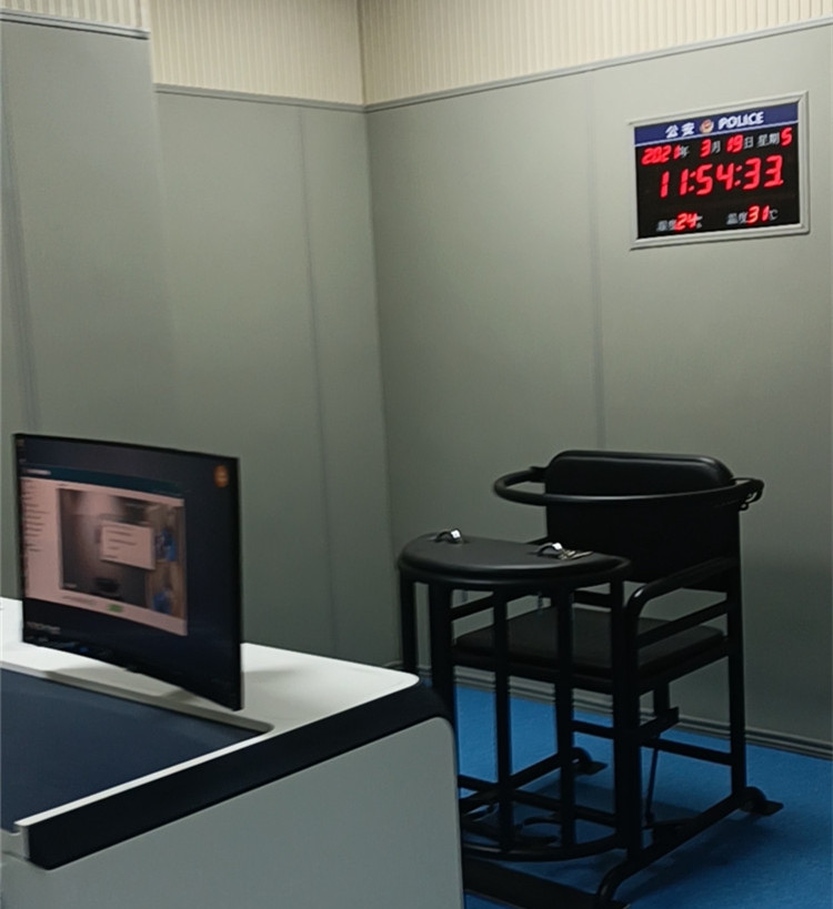 公安办案区审讯室防撞软包墙面与审讯椅整体实景，灰色软包防自伤防撞设计