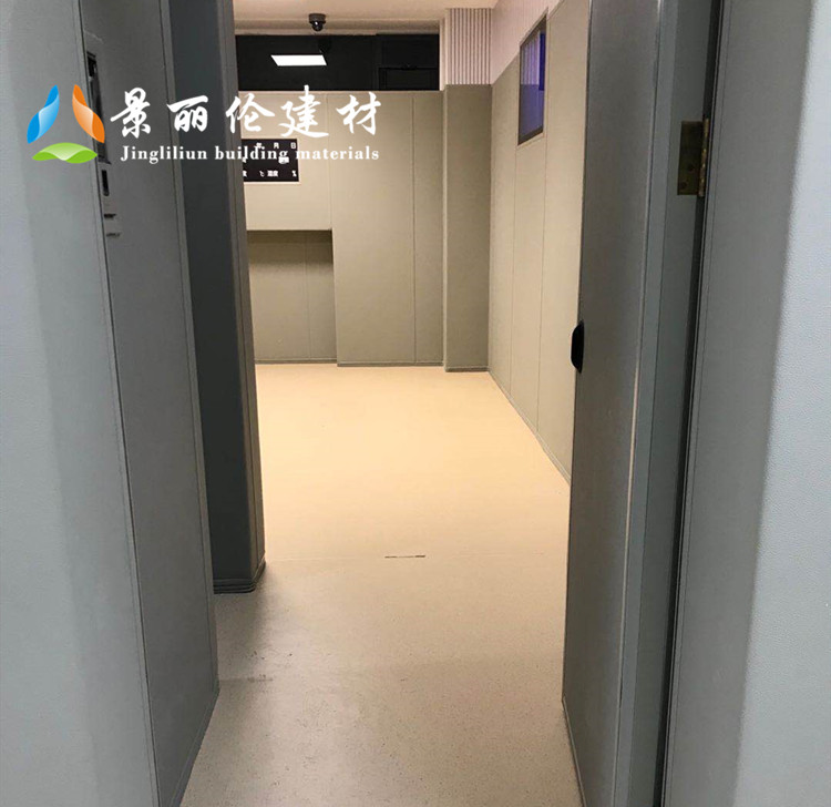 公检法办案区审讯室灰色防撞软包墙面安装实景，高密度海绵软包满铺防自伤设计
